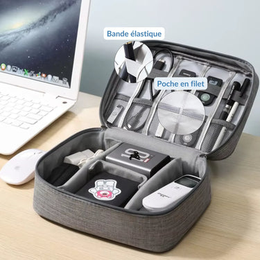 Pochette organisateur compacte grise ouverte, illustrant une bande élastique et une poche en filet pour ranger des accessoires électroniques et de bureau. Parfaite pour l'organisation à la maison ou en déplacement.